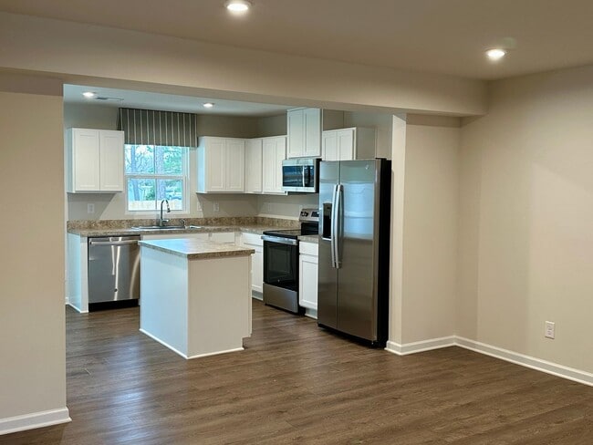 Building Photo - New Canterbury Townhouse