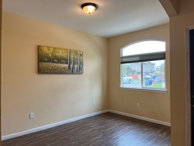 Building Photo - Three Bedroom Home in Orangevale - View Le...