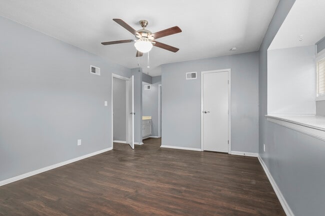 Building Photo - 561 NW Valleybrook Rd