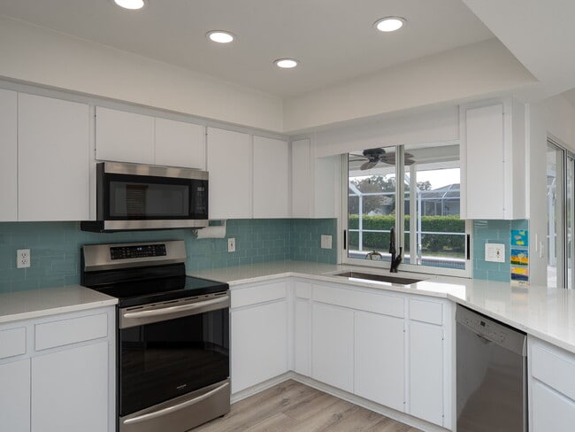 Building Photo - "Spacious 3-Bedroom Pool Home with 2 Baths & 2,075 Sq. Ft. of Comfort in Venice, FL!"