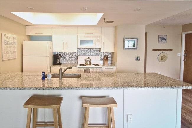 Building Photo - Beachside Bliss: Stunning 2 Bed, 2 Bath Co...