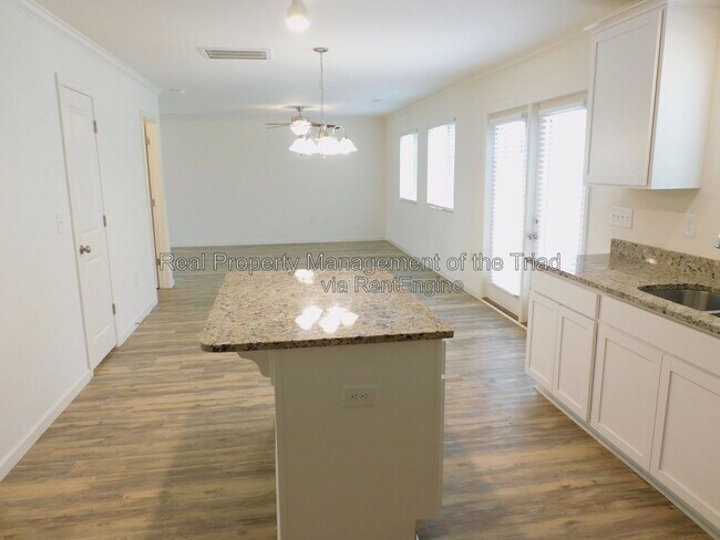 Building Photo - 719 Torbay Dr