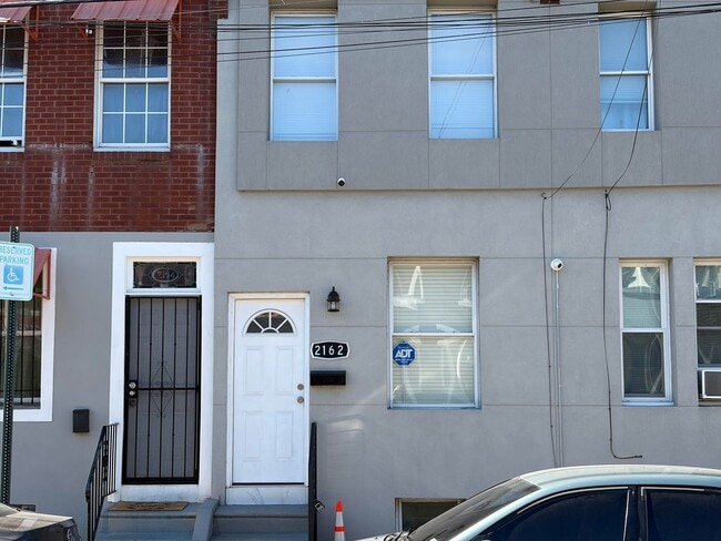 Primary Photo - Modern 2- Story Townhome with Fenced in Ba...