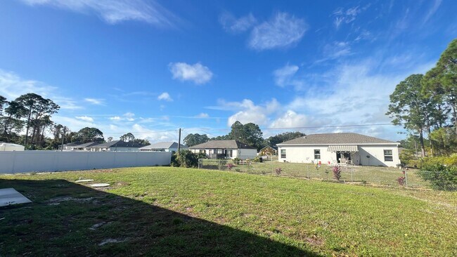 Building Photo - Incredible 3 Bedroom, 2 Bathroom Home in Palm Bay!!