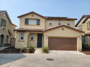 Building Photo - Beautiful 3 Bedroom 2.5 bath Home
