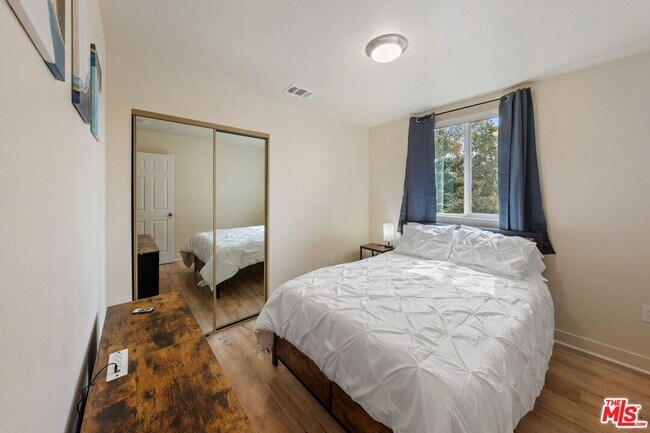 Building Photo - 5912 S Flower St