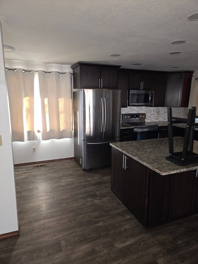 Building Photo - Beautiful Hermiston Home offers a perfect balance of comfort and convenience