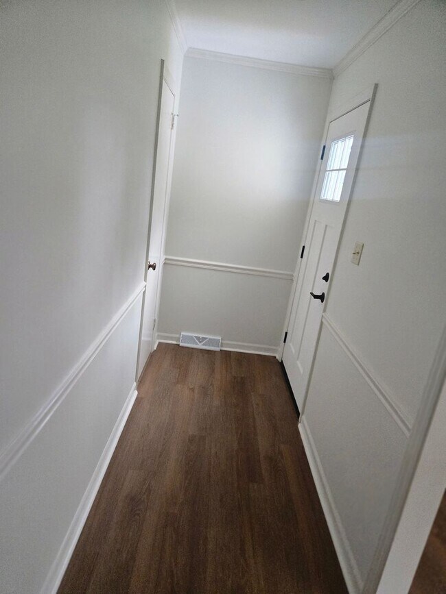 Building Photo - Lindley Park Rental!