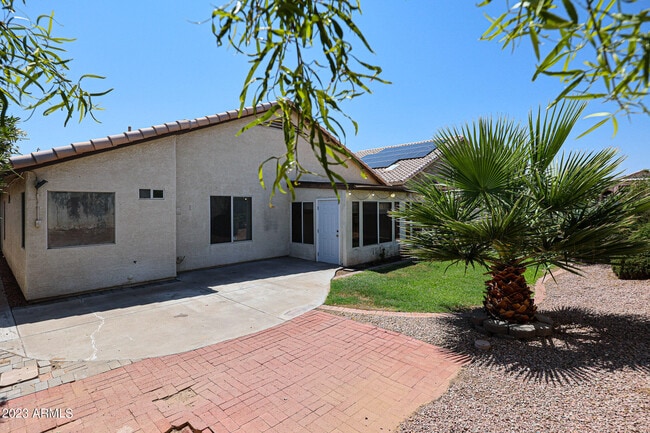 Building Photo - 2810 E Pontiac Dr