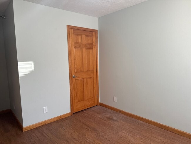 Building Photo - Newly renovated west side duplex with full basement!