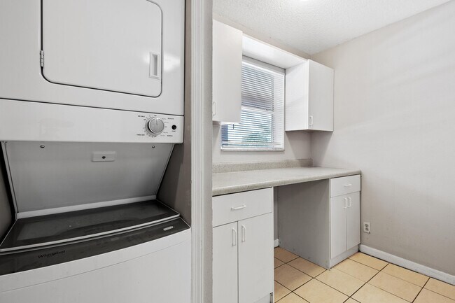 Building Photo - 2700 Coral Springs Dr