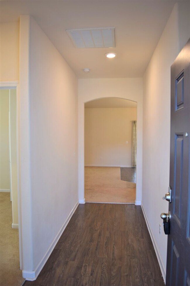 Building Photo - Beautiful Ranch Home - FENCED Yard - 2 car garage