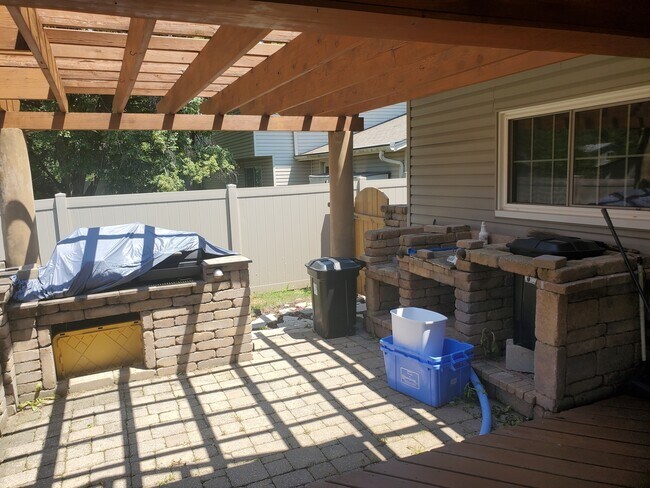 Building Photo - 427 Justine Ave