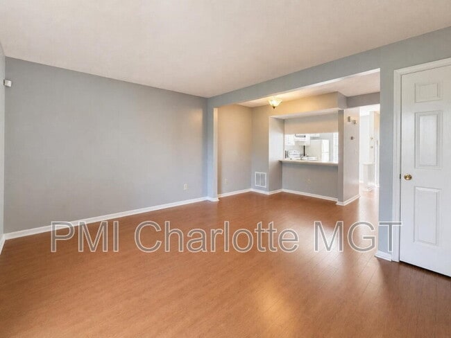 Building Photo - 654 Lex Dr