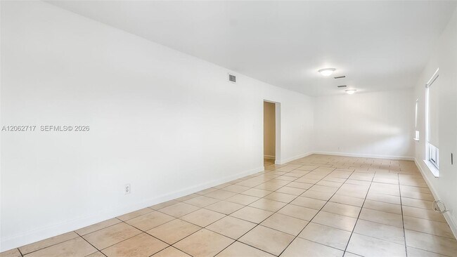 Building Photo - 117 E 10th St