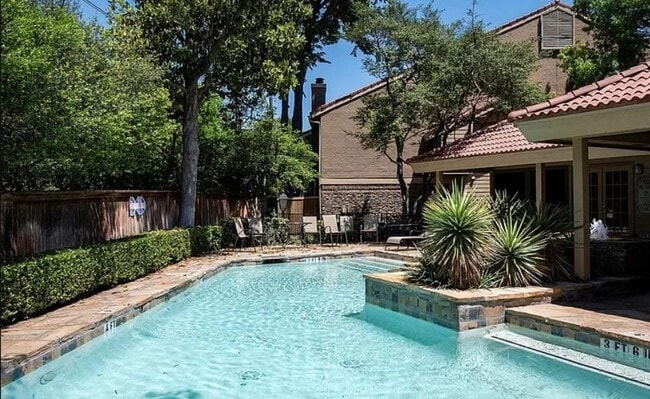 Building Photo - 2 Bedroom Townhome by SMU with a Pool!