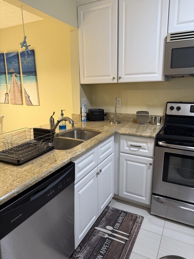 Building Photo - 207 Tropic Isle Dr