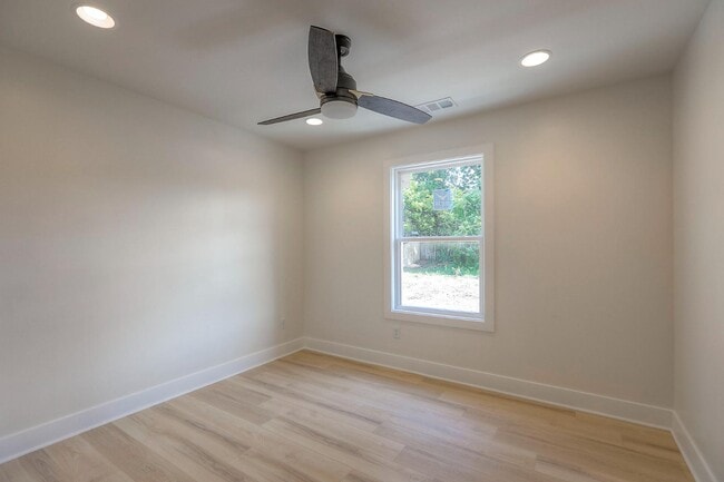Building Photo - 427 W Linden Ave