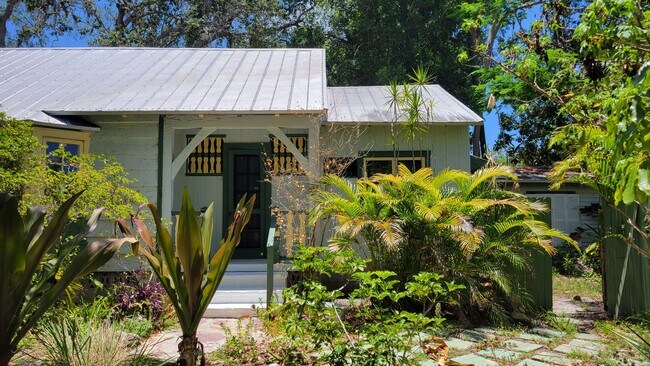 Building Photo - Annual/short term or seasonal turnkey furn...