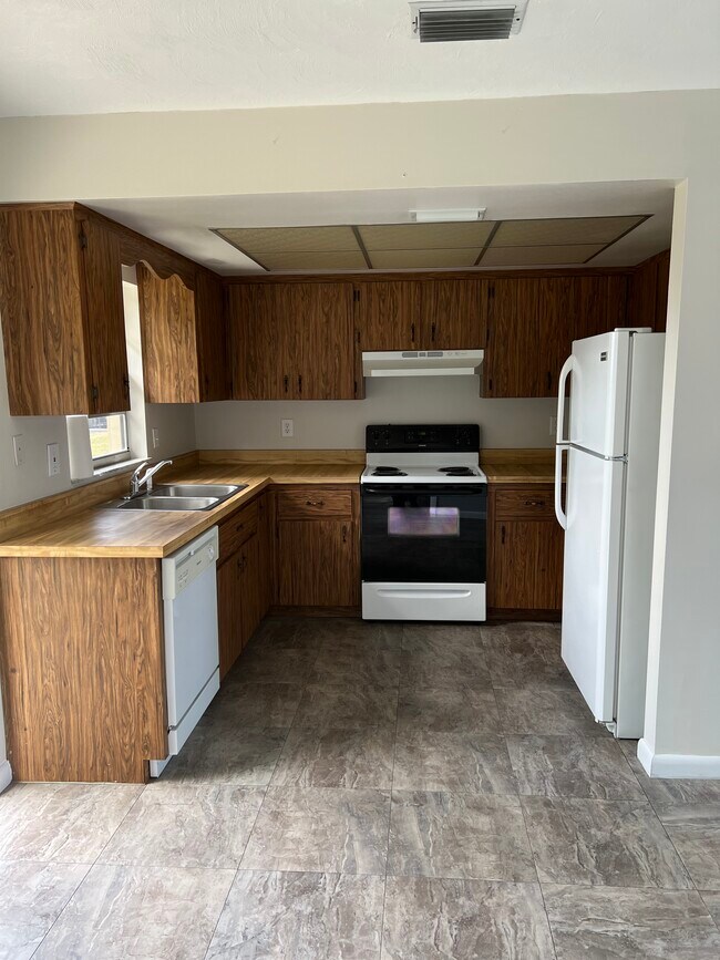 Kitchen - 904 Emma St