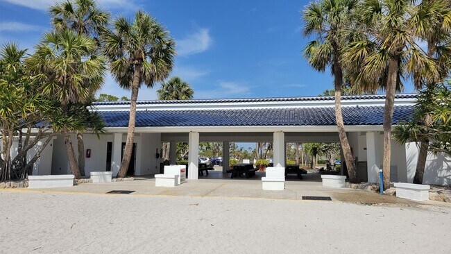 Building Photo - Seasonal/short term renovated 3/3 villa with golf course views on Longboat Key!