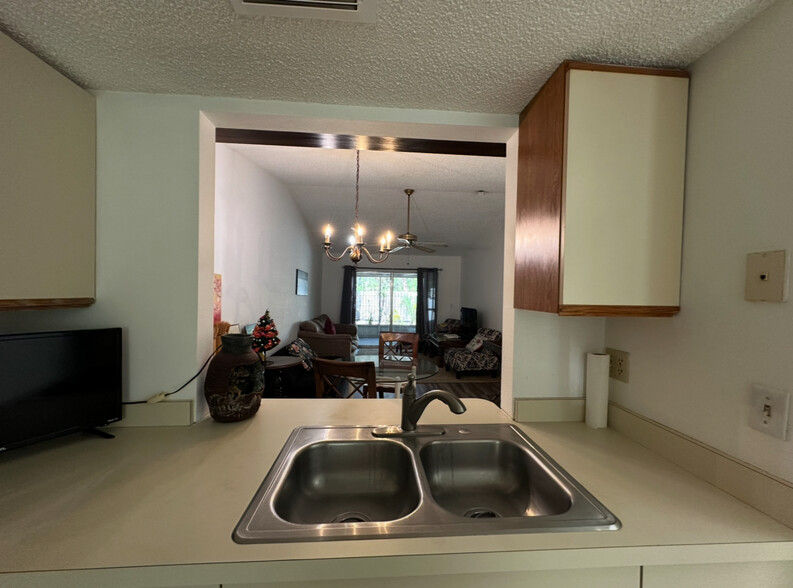 Building Photo - 5310 Royal Palm Ave