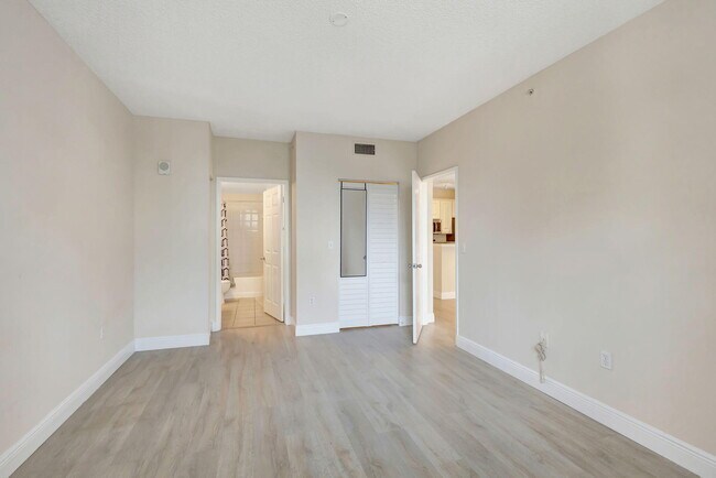 Building Photo - 780 S Sapodilla Ave