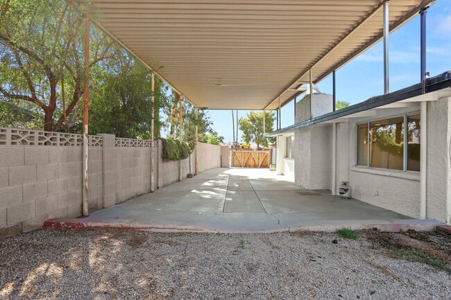 Building Photo - Prime ASU Location 5BR Home with Pool & Garage