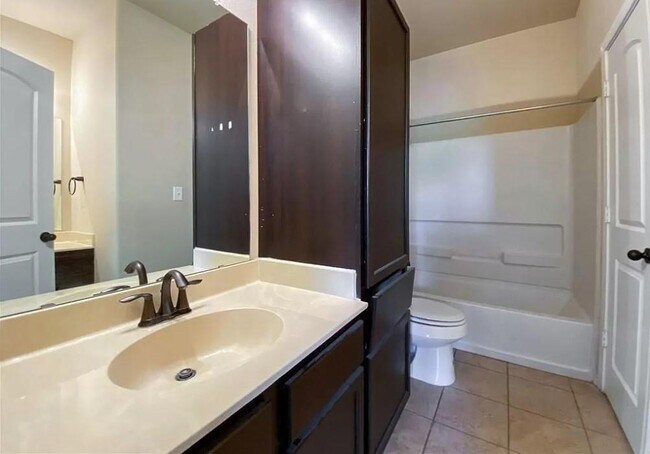 Building Photo - 137 Creekside Villa Dr
