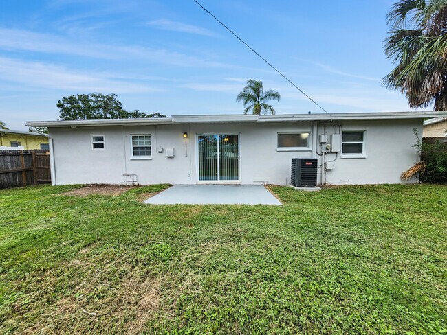 Building Photo - 3290 Hillsdale Ave