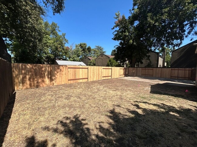 Building Photo - 4 bedroom 2 bath next to Chico State with ...