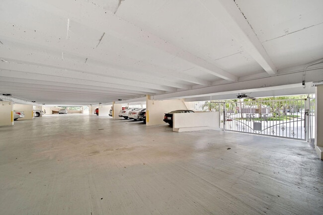 Building Photo - 3100 NE 49th St