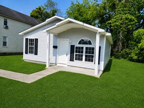 Building Photo - Super Cute home located in City Limits