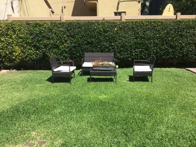 Outdoor sitting/ mingling area - 112 N Kings Rd