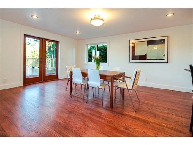 Building Photo - Incredible 3 Bed 2 Bath Madrona Home for L...