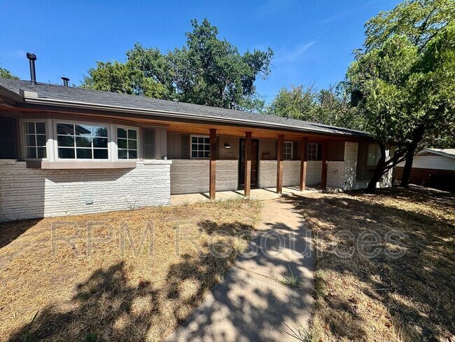 Building Photo - 2820 N McMillan Ave