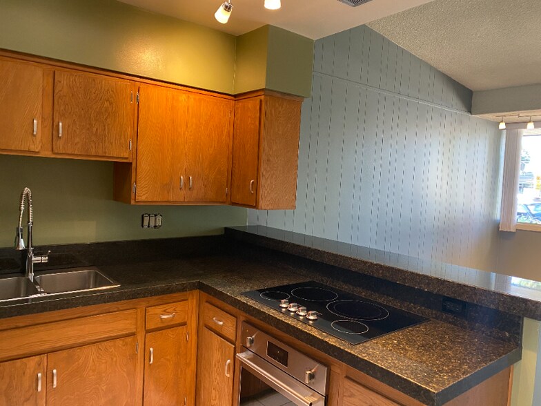 Building Photo - 660 W Bonita Ave