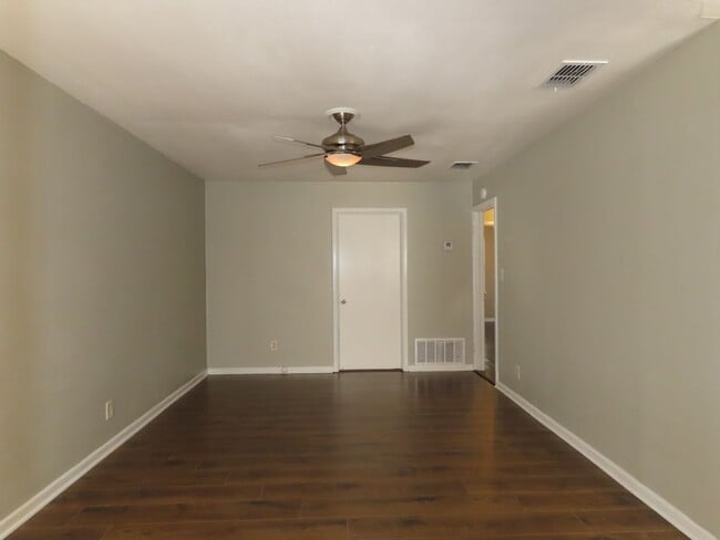 Building Photo - Three bedroom, One Bath Duplex Near Hospit...