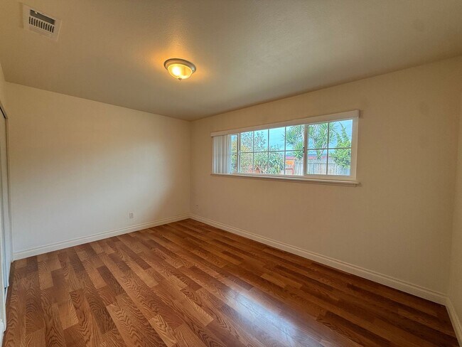 Building Photo - Spacious 3BR/2BA Home with A/C, Heat, Garage & Backyard in Imperial Beach!