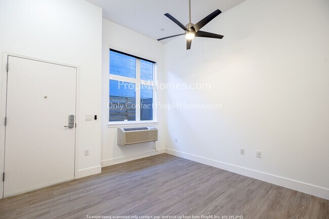 Building Photo - Updated Studio in the Heart of SE Portland!