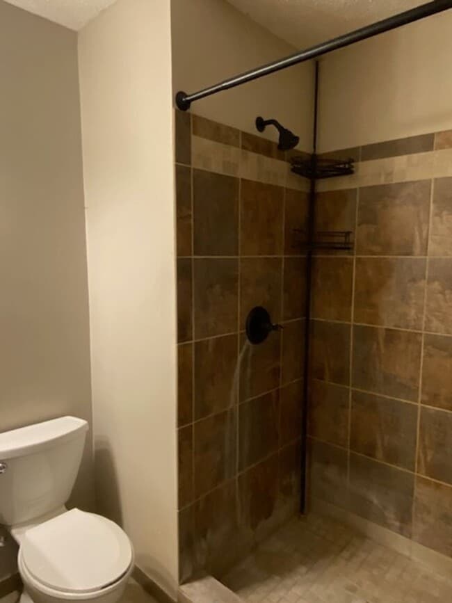 Building Photo - Three Bedroom Home w/ 2.5 Baths and 2 Car ...