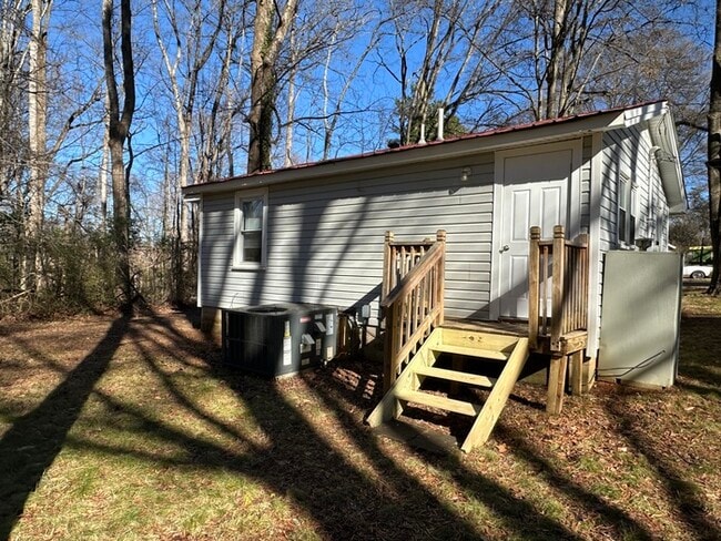 Building Photo - Cozy 2 Bedroom 1 Bath Home in Mooresville!
