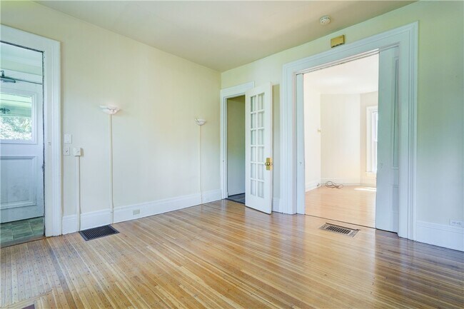 Building Photo - 14 Vick Park A