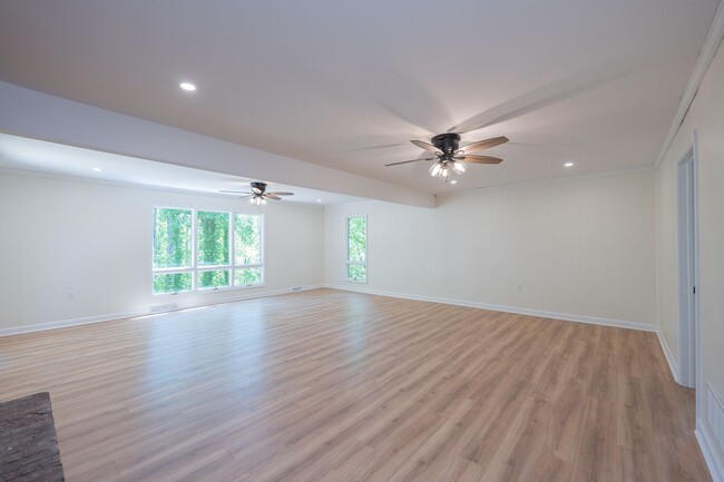 Building Photo - SPACIOUS RETREAT WITH DOWNTOWN CONVENIENCE