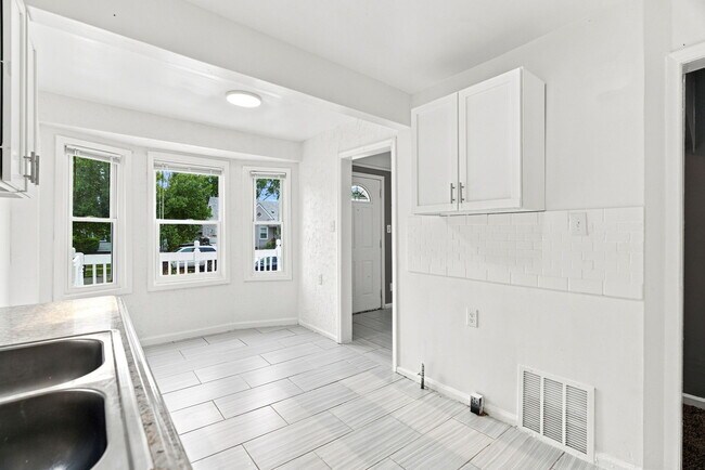 Building Photo - 8650 Greenview Ave