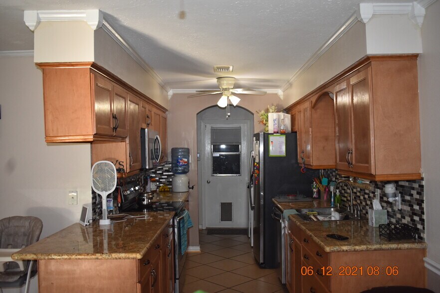Beautiful kitchen with granite counter tops and backsplash - 2205 Cedar St
