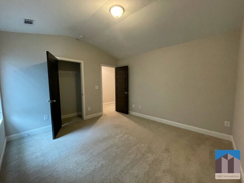 Building Photo - 300 Omnia Ridge Way