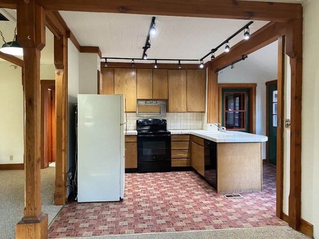 Building Photo - Country Home!