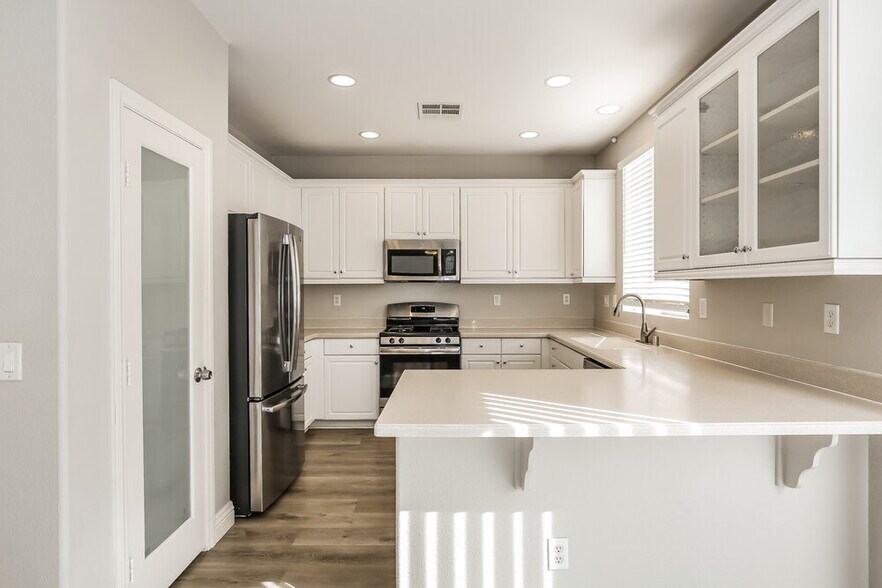 Building Photo - 1857 Bayhurst Ave