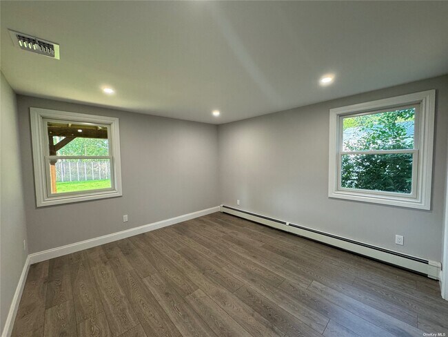 Building Photo - 6 Julie Ln